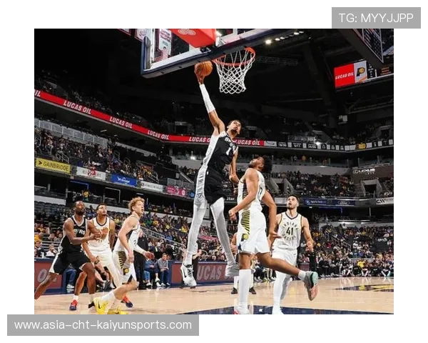 文班亚马顺下扣篮，圣安东尼奥高度太夸张